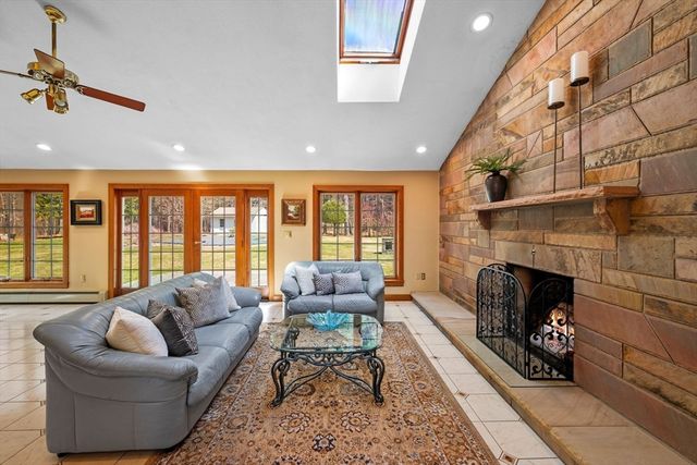 15 Lockwood Ln, Topsfield, MA 01983