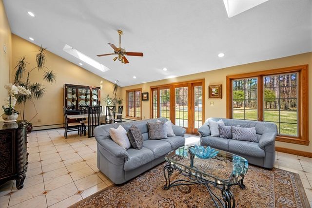 15 Lockwood Ln, Topsfield, MA 01983