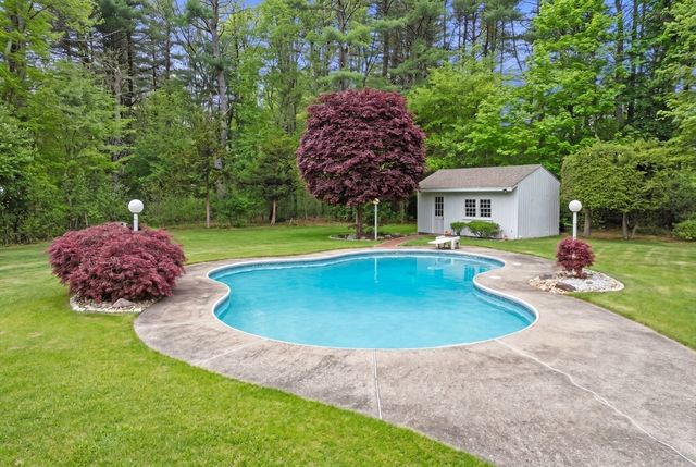 15 Lockwood Ln, Topsfield, MA 01983