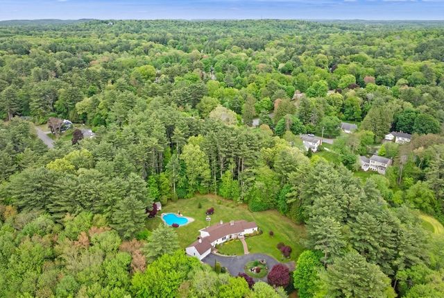 15 Lockwood Ln, Topsfield, MA 01983