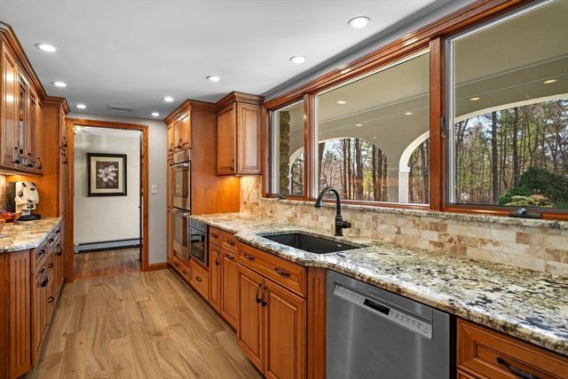 15 Lockwood Ln, Topsfield, MA 01983