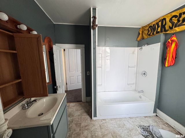 911 W HURLBURT Street, Peoria, IL 61605