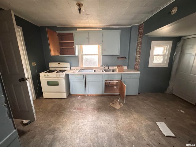 911 W HURLBURT Street, Peoria, IL 61605