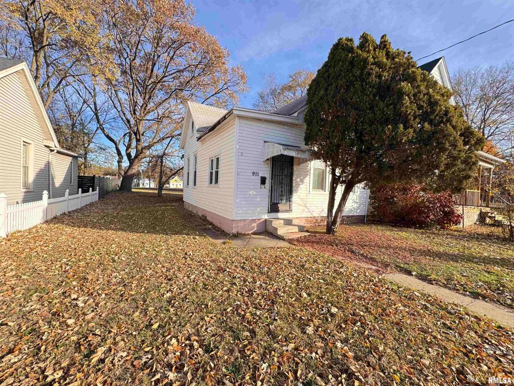 911 W HURLBURT Street, Peoria, IL 61605
