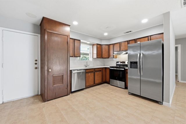 2712 Saint Edwards CIR B, Austin, TX 78704