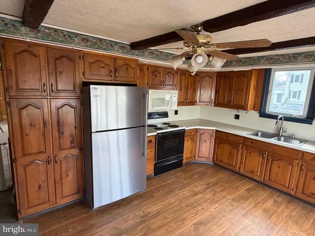 212 E CANAL ST, Hummelstown, PA 17036