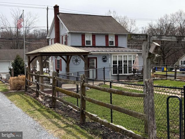 212 E CANAL ST, Hummelstown, PA 17036