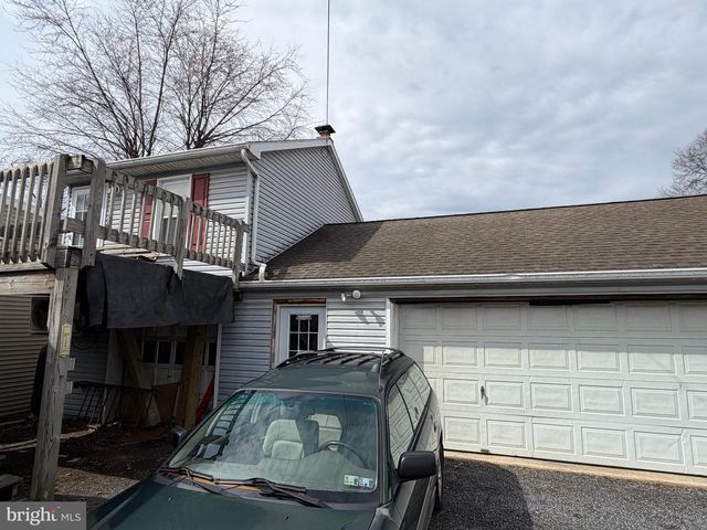 212 E CANAL ST, Hummelstown, PA 17036