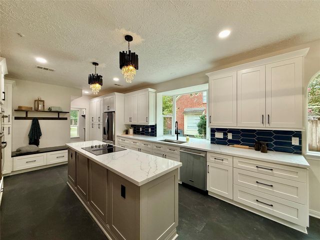 19 Pebble Hollow Court, The Woodlands, TX 77381