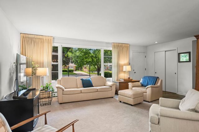 311 N Beverly Lane, Arlington Heights, IL 60004