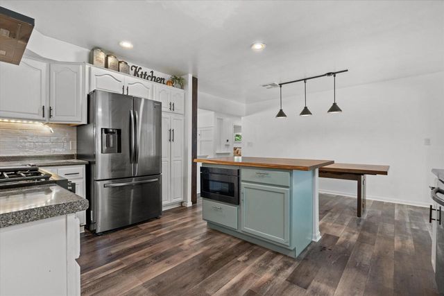 N84W16093 Donald COURT, Menomonee Falls, WI 53051