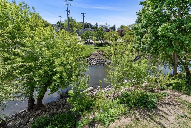 301 Mill Reserve DRIVE, Waukesha, WI 53188
