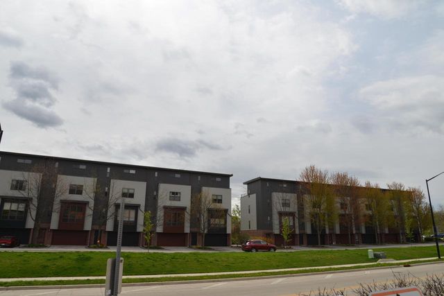 301 Mill Reserve DRIVE, Waukesha, WI 53188