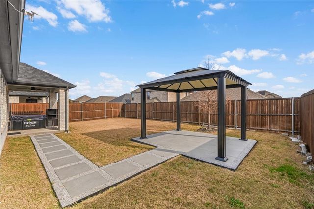 640 Southern Hills Drive, Red Oak, TX 75154