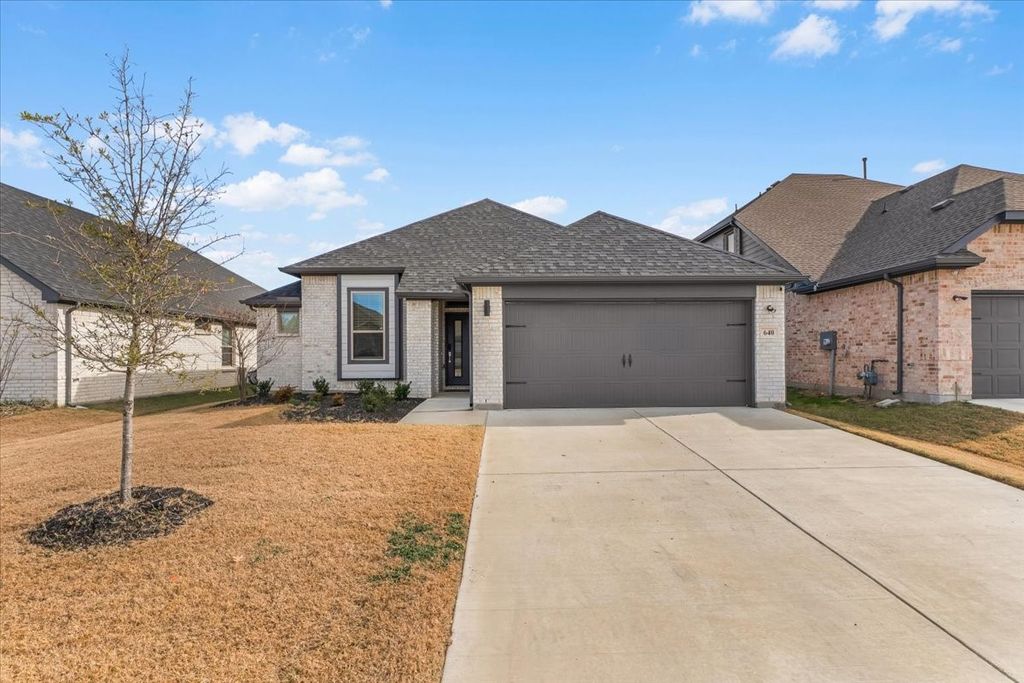 640 Southern Hills Drive, Red Oak, TX 75154