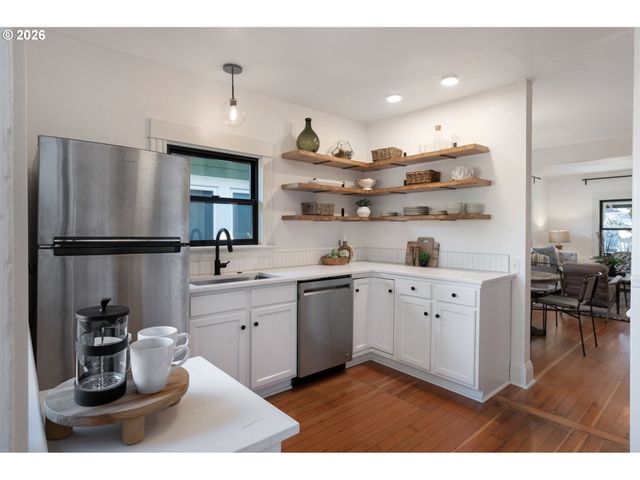 1137 Se LEXINGTON St, Portland, OR 97202