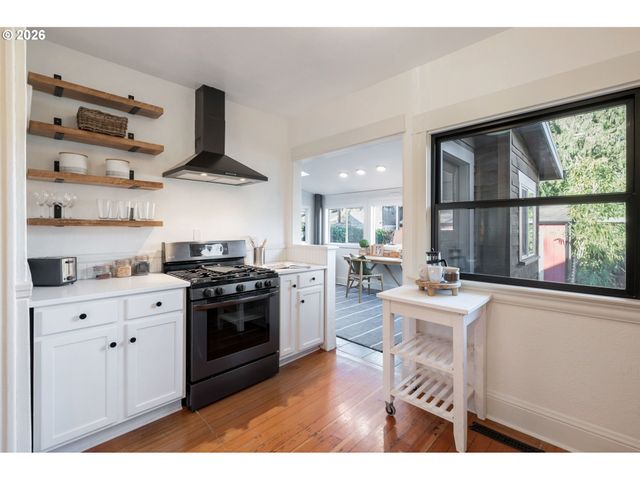 1137 Se LEXINGTON St, Portland, OR 97202