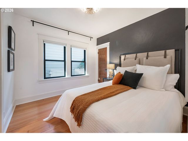 1137 Se LEXINGTON St, Portland, OR 97202