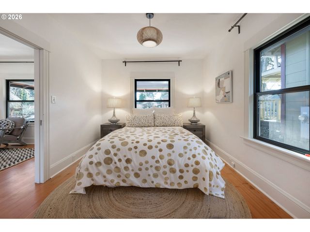 1137 Se LEXINGTON St, Portland, OR 97202