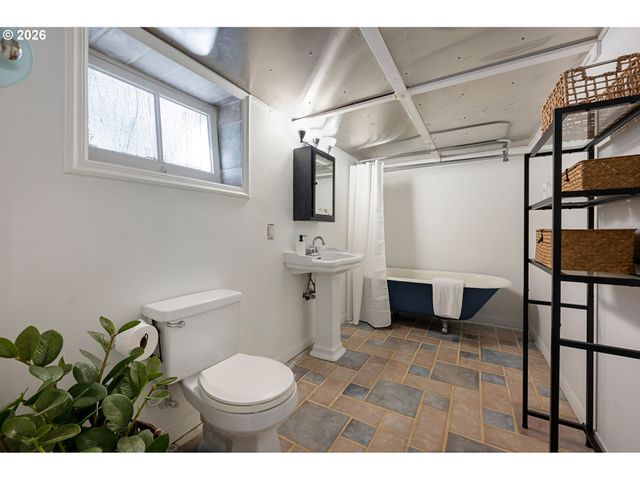 1137 Se LEXINGTON St, Portland, OR 97202