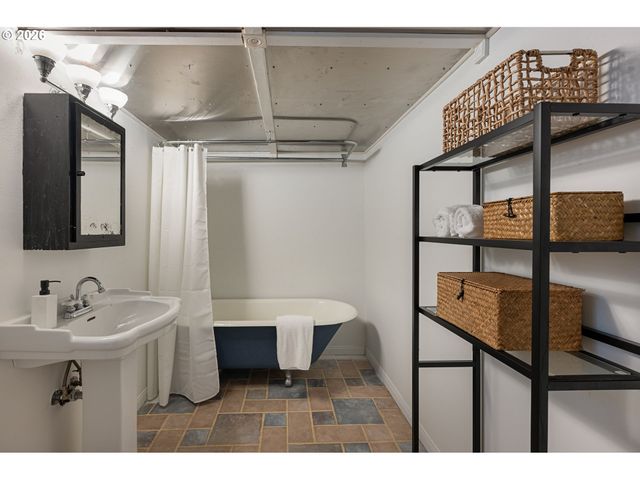 1137 Se LEXINGTON St, Portland, OR 97202