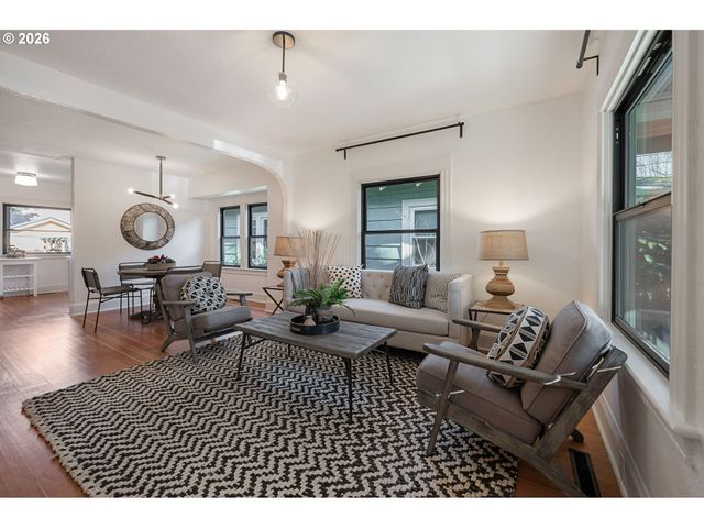 1137 Se LEXINGTON St, Portland, OR 97202