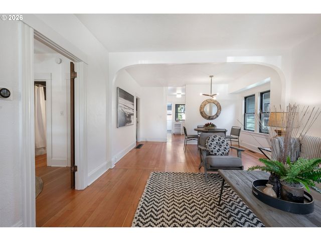 1137 Se LEXINGTON St, Portland, OR 97202