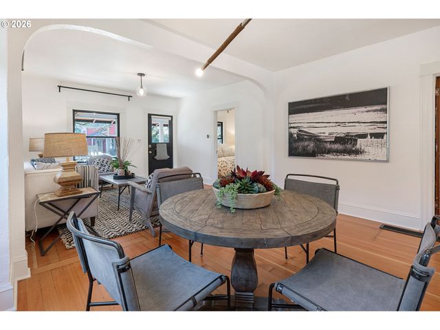 1137 Se LEXINGTON St, Portland, OR 97202