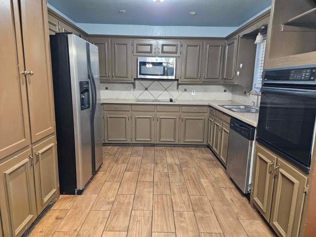 808 Mccurry Avenue, Bedford, TX 76022