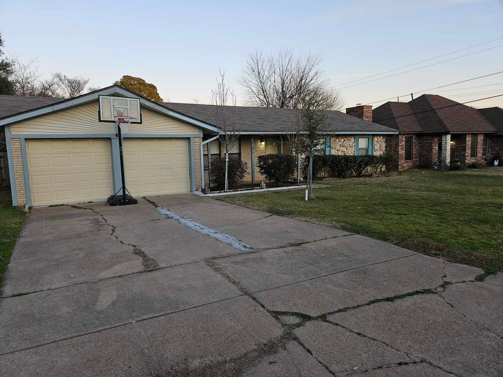 808 Mccurry Avenue, Bedford, TX 76022