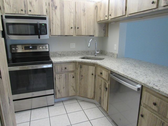 703 Sunny Pine Way G2, Greenacres, FL 33415