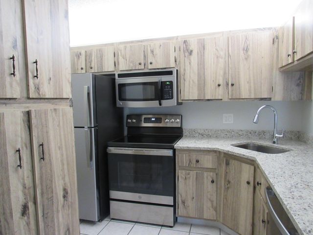 703 Sunny Pine Way G2, Greenacres, FL 33415