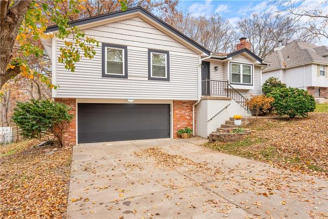 309 Shamrock Lane, Blue Springs, MO 64014