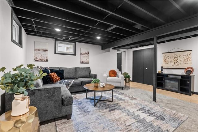 309 Shamrock Lane, Blue Springs, MO 64014