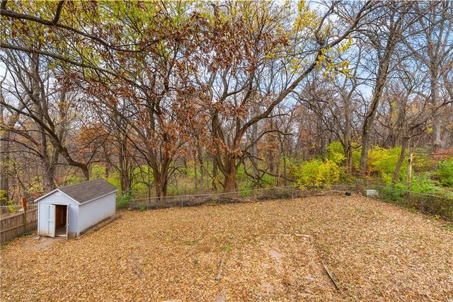 309 Shamrock Lane, Blue Springs, MO 64014