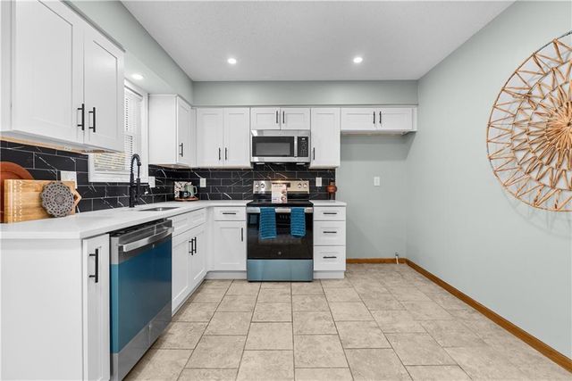 309 Shamrock Lane, Blue Springs, MO 64014