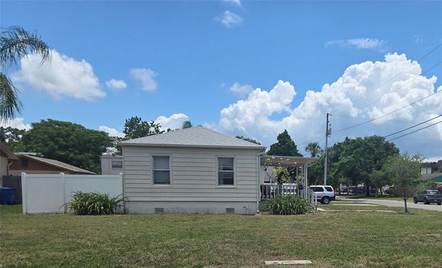 146 NE MADISON CIRCLE N, St Petersburg, FL 33702