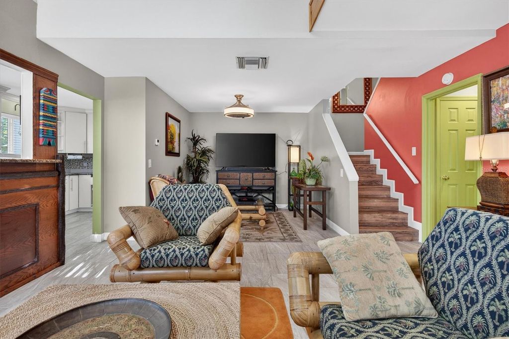 Image 7 of property listing at 2524 ALBION AVENUE, Orlando, FL 32833