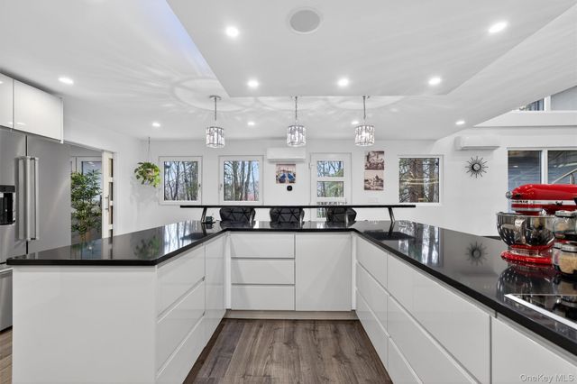 41 Sand Hill Lane, Florida, NY 10921