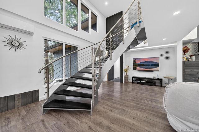 41 Sand Hill Lane, Florida, NY 10921