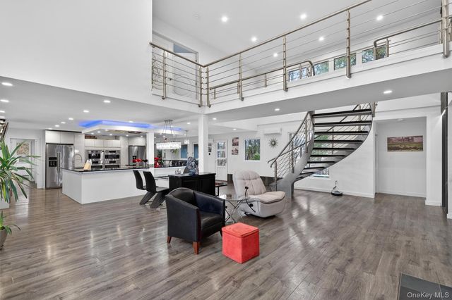 41 Sand Hill Lane, Florida, NY 10921