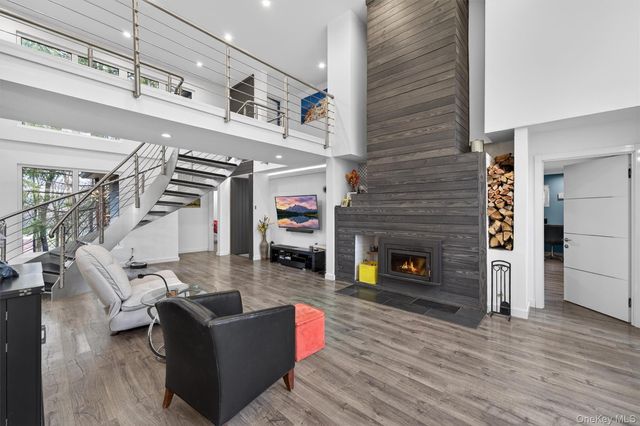 41 Sand Hill Lane, Florida, NY 10921