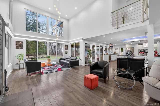 41 Sand Hill Lane, Florida, NY 10921