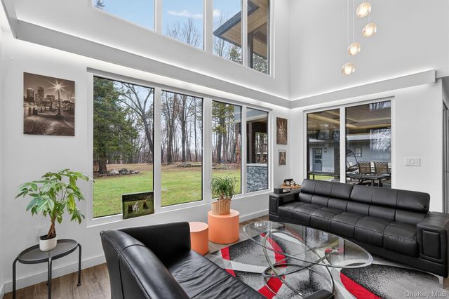 41 Sand Hill Lane, Florida, NY 10921