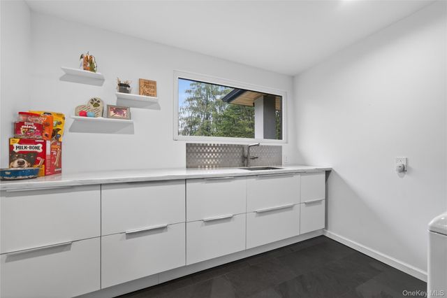 41 Sand Hill Lane, Florida, NY 10921