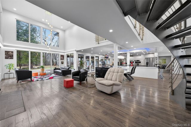 41 Sand Hill Lane, Florida, NY 10921