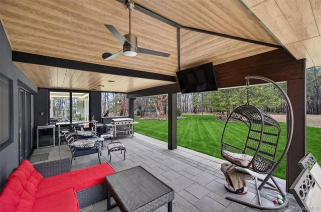 41 Sand Hill Lane, Florida, NY 10921