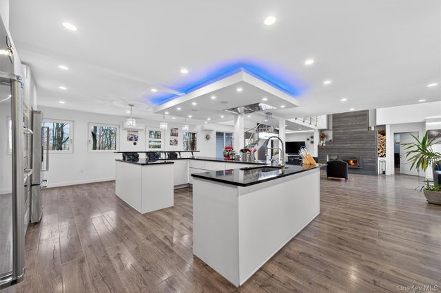 41 Sand Hill Lane, Florida, NY 10921