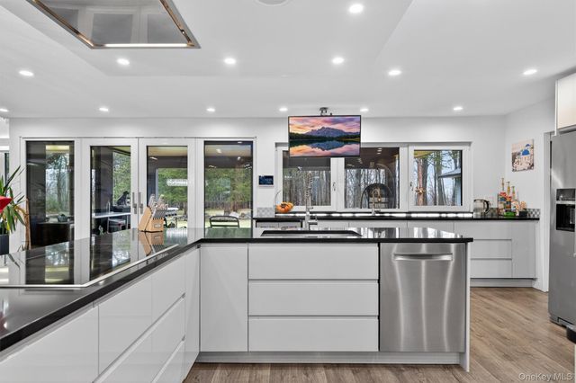 41 Sand Hill Lane, Florida, NY 10921