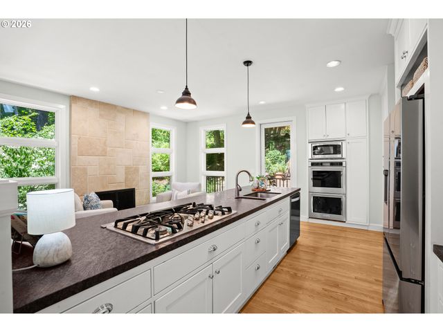 3352 Sw FAIRMOUNT Ln, Portland, OR 97239